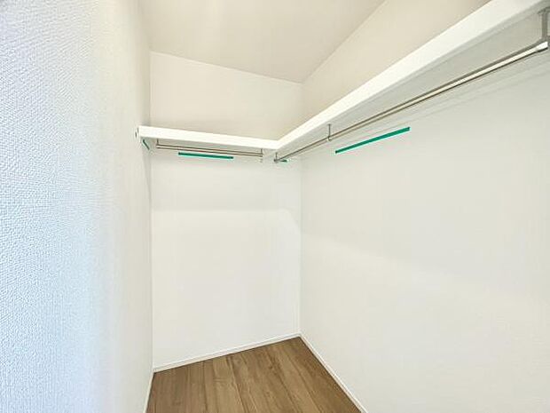 ■■何でも入る■■各居室のクローゼットはスーツ類から丈の長いコート類まで何でも収納できる便利なスペースです。衣装ケースと併用することでセーター類なども収納でき自分だけのスペースにできます。