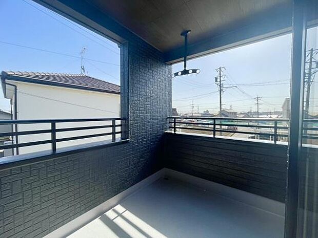 ■■開放感感じるバルコニー■■頬をなでる優しい風を感じることが出来るバルコニー。つい深呼吸をしたくなる気持ちの良い場所はこのお部屋の自慢です。お洗濯物を干すスペースとしても十分な広さがあります。