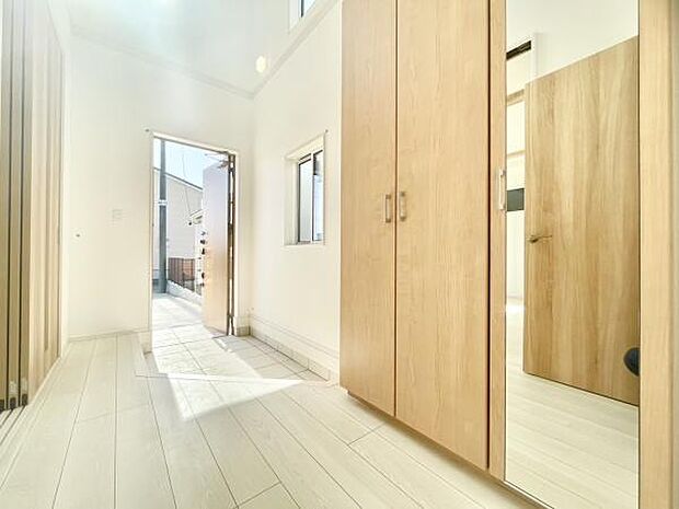 ■■玄関■■人を迎え入れる最初の場所だからこそ、清潔感がある空間にして頂ける様にゆとりあるシューズボックスを設置しました。おでかけの時も帰った時も、「我が家」を最初に感じでもらえる素敵な空間に。