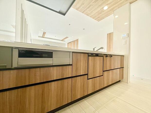 ■■対面キッチン■■キッチンは収納数もさる事ながら、リビングで寛ぐ家族や小さなお子様を見守りながら料理が出来る「対面式の温もり設計」。キッチンから立ち込める香りが今日の料理を期待させます