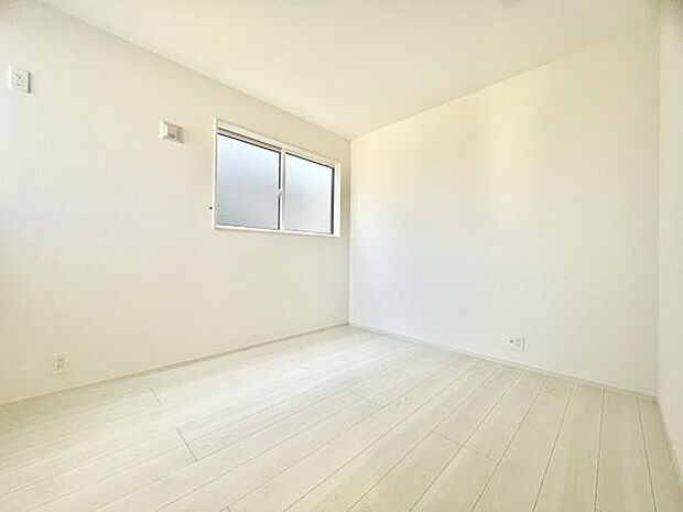 ■■明るい居室■■温もりある自然光を感じていただける居室です。飽きのこないナチュラルカラーの床にホワイトの壁紙は、色褪せることのない心地良さを作ります。