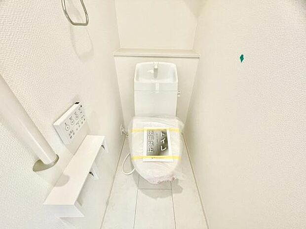 ■■Toilet■■清潔な空間を保ちたいトイレはオフホワイトでまとめました。毎日使う場所だからこそお手入れも楽々にできる機能が搭載されております。汚れが付着しにくい便器はお掃除も楽々です。