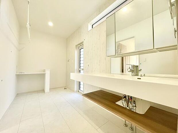 ■■清潔な空間■■毎日使うものだから清潔な空間を保ちたい水回り。洗面にはそんな願いを解消させてくれる収納アイデアが満載です。三面鏡の裏側にはキャビネットが現れ小物から背の高い物まで収納できます。