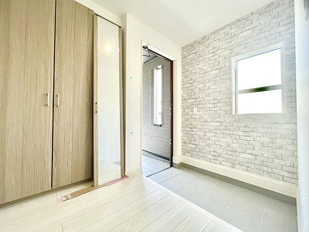 ■■玄関■■人を迎え入れる最初の場所だからこそ、清潔感がある空間にして頂ける様にゆとりあるシューズボックスを設置しました。おでかけの時も帰った時も、「我が家」を最初に感じでもらえる素敵な空間に。