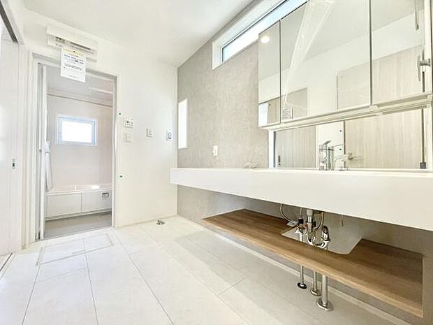 ■■清潔な空間■■毎日使うものだから清潔な空間を保ちたい水回り。洗面にはそんな願いを解消させてくれる収納アイデアが満載です。三面鏡の裏側にはキャビネットが現れ小物から背の高い物まで収納できます。