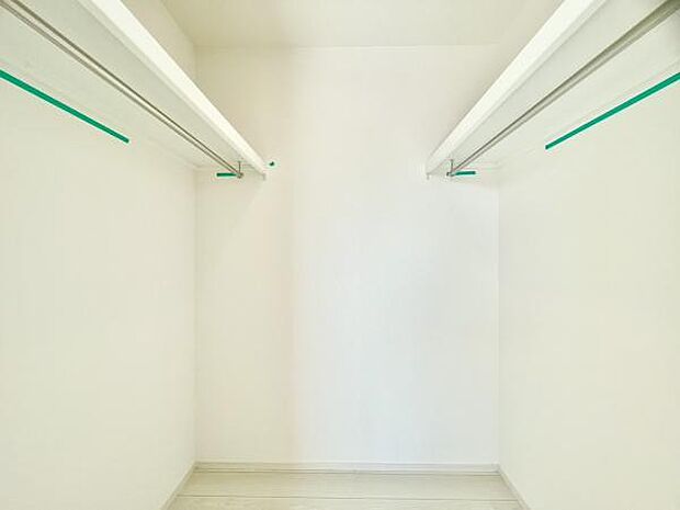 ■■ウォークインクローゼット■■スーツ類から丈の長いコート類まで何でも収納できる便利なスペースです。衣装ケースと併用することでセーター類なども収納でき自分だけのスペースにカスタマイズできます。