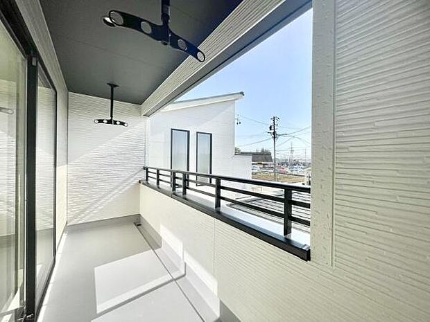 ■■開放感感じるバルコニー■■頬をなでる優しい風を感じることが出来るバルコニー。つい深呼吸をしたくなる気持ちの良い場所はこのお部屋の自慢です。お洗濯物を干すスペースとしても十分な広さがあります。