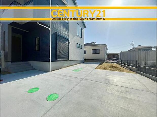 ■■駐車場■■ファミリーカーの需要が多い中、駐車場も確保いたしました。マンションとは違う敷地内駐車。ご主人様のお車のお手入れにも気合が入りますね。