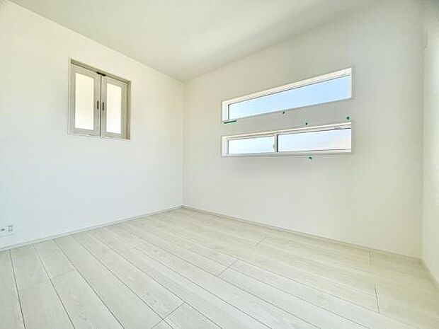 ■■居室■■各居室ごとにデザイン性のある窓を配置しました。壁面にはデスクやベット等の家具を置きやすいように高さや位置にも配慮しました。自分だけのお気に入りの空間を是非ご体感下さい。