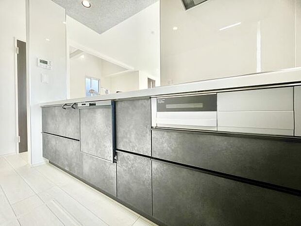 ■■対面キッチン■■リビングで寛ぐ家族や小さなお子様を見守りながら料理が出来る「対面式の温もり設計」。※現地写真を一部加工しています。実際の室内状況は現況優先となります。