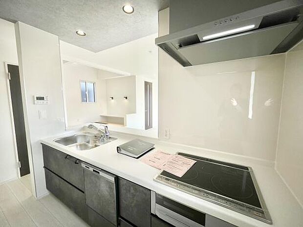 ■■IHクッキングヒーター■■ママの家事におお助かりな3連IHコンロ！お掃除が楽々！