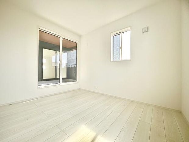 ■■メインベッドルーム■■ウォークinクローゼット付の広い主寝室。プライベートを保ちながらもバランスよく配置された窓から緩やかな陽が射し込み、広い空間を光が満たしていきます。