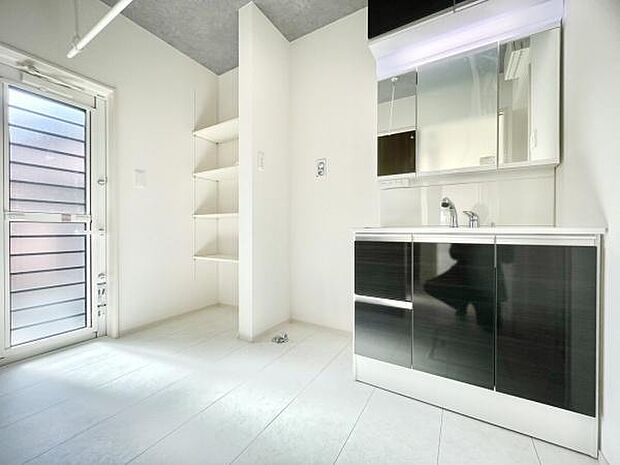 ■■清潔な空間■■毎日使うものだから清潔な空間を保ちたい水回り。洗面にはそんな願いを解消させてくれる収納アイデアが満載です。三面鏡の裏側にはキャビネットが現れ小物から背の高い物まで収納できます。