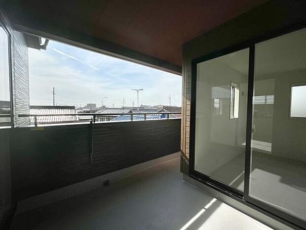 ■■開放感感じるバルコニー■■頬をなでる優しい風を感じることが出来るバルコニー。つい深呼吸をしたくなる気持ちの良い場所はこのお部屋の自慢です。お洗濯物を干すスペースとしても十分な広さがあります。