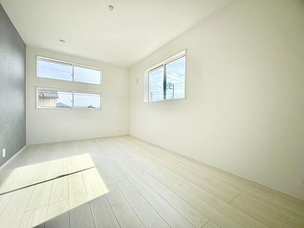 ■■明るい居室■■温もりある自然光を感じていただける居室です。飽きのこないナチュラルカラーの床にホワイトの壁紙は、色褪せることのない心地良さを作ります。