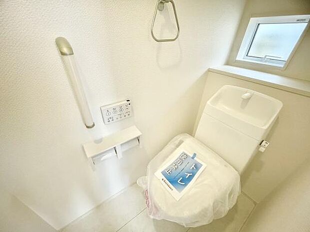 ■■Toilet■■清潔な空間を保ちたいトイレはオフホワイトでまとめました。毎日使う場所だからこそお手入れも楽々にできる機能が搭載されております。汚れが付着しにくい便器はお掃除も楽々です。