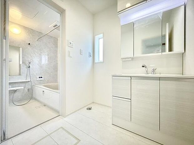 ■■清潔な空間■■毎日使うものだから清潔な空間を保ちたい水回り。洗面にはそんな願いを解消させてくれる収納アイデアが満載です。三面鏡の裏側にはキャビネットが現れ小物から背の高い物まで収納できます。