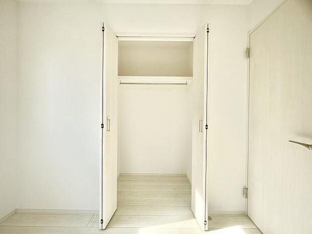 ■■closet■■クローゼットはスーツ類から丈の長いコート類まで何でも収納できる便利なスペースです。衣装ケースと併用することでセーター類なども収納でき自分だけのスペースにカスタマイズできます。