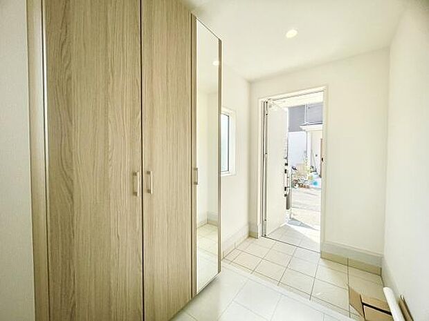 ■■玄関■■人を迎え入れる最初の場所だからこそ、清潔感がある空間にして頂ける様にゆとりあるシューズボックスを設置しました。おでかけの時も帰った時も、「我が家」を最初に感じでもらえる素敵な空間に。