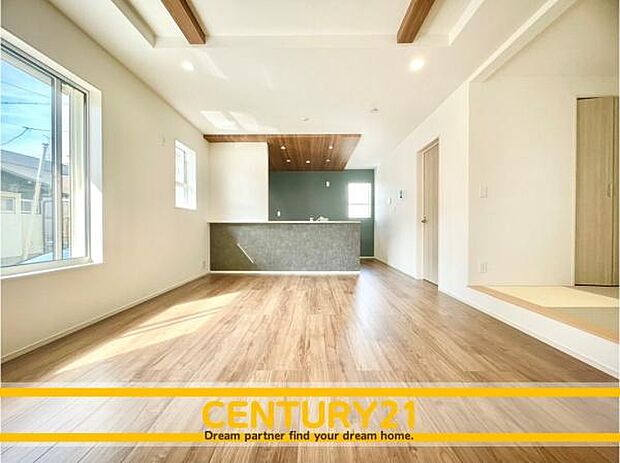 ■■憩いのリビング■■くつろぎを愉しむリビングルームは憩いの場となります。リビングとダイニングの空間機能を活かし、巧みに使い分ける発想が、ライフスタイルに新しいゆとりをもたらします。