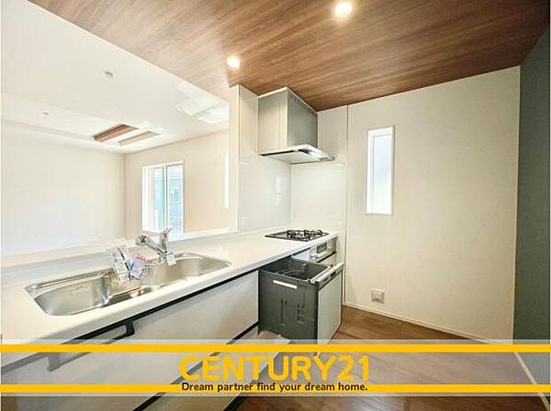 ■■広々キッチン■■大型の冷蔵庫やレンジボードもしっかり置ける広々としたキッチンスペースが大事。ゆとりある空間で作業ができるとお料理の腕も日に日に上がりそうな気がしてきます。