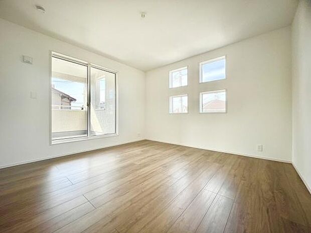 ■■メインベッドルーム■■ウォークinクローゼット付の広い主寝室。プライベートを保ちながらもバランスよく配置された窓から緩やかな陽が射し込み、広い空間を光が満たしていきます。