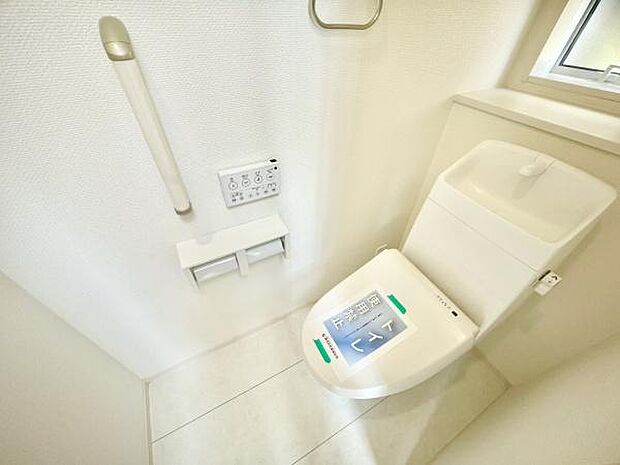 ■■Toilet■■清潔な空間を保ちたいトイレはオフホワイトでまとめました。毎日使う場所だからこそお手入れも楽々にできる機能が搭載されております。汚れが付着しにくい便器はお掃除も楽々です。