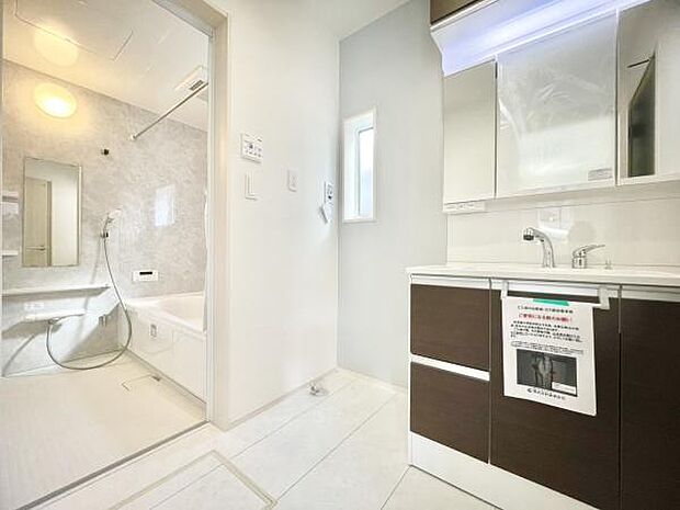 ■■清潔な空間■■毎日使うものだから清潔な空間を保ちたい水回り。洗面にはそんな願いを解消させてくれる収納アイデアが満載です。三面鏡の裏側にはキャビネットが現れ小物から背の高い物まで収納できます。