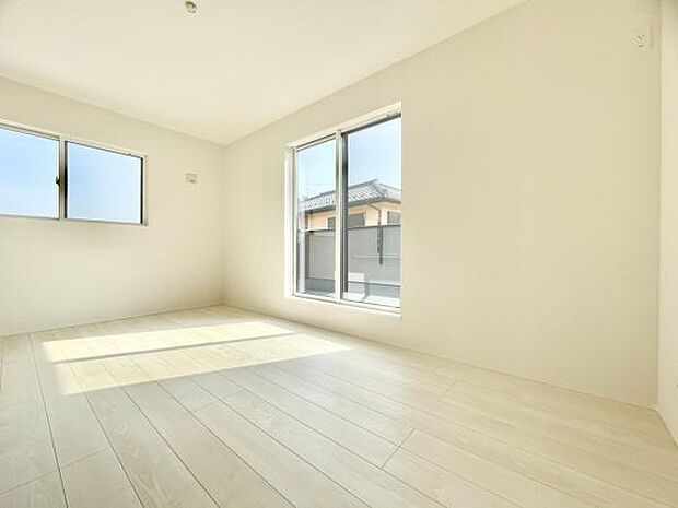 ■■メインベッドルーム■■ウォークinクローゼット付の広い主寝室。プライベートを保ちながらもバランスよく配置された窓から緩やかな陽が射し込み、広い空間を光が満たしていきます。