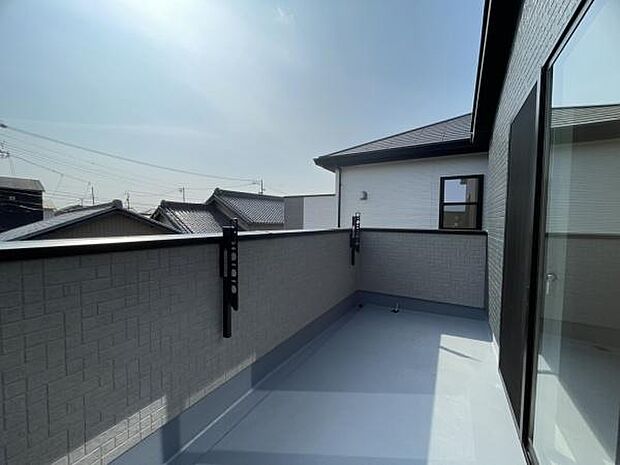 ■■開放感感じるバルコニー■■頬をなでる優しい風を感じることが出来るバルコニー。つい深呼吸をしたくなる気持ちの良い場所はこのお部屋の自慢です。お洗濯物を干すスペースとしても十分な広さがあります。