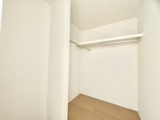 ■■何でも入る■■各居室のクローゼットはスーツ類から丈の長いコート類まで何でも収納できる便利なスペースです。衣装ケースと併用することでセーター類なども収納でき自分だけのスペースにできます。
