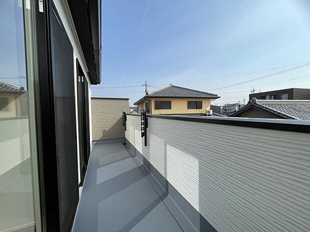 ■■開放感感じるバルコニー■■頬をなでる優しい風を感じることが出来るバルコニー。つい深呼吸をしたくなる気持ちの良い場所はこのお部屋の自慢です。お洗濯物を干すスペースとしても十分な広さがあります。
