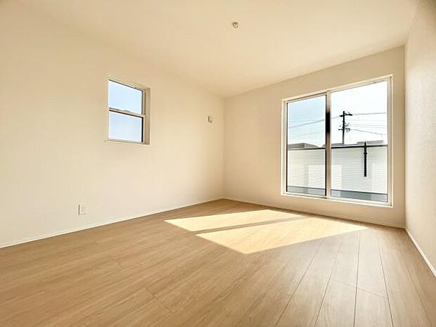 ■■居室■■各居室ごとにデザイン性のある窓を配置しました。壁面にはデスクやベット等の家具を置きやすいように高さや位置にも配慮しました。自分だけのお気に入りの空間を是非ご体感下さい。