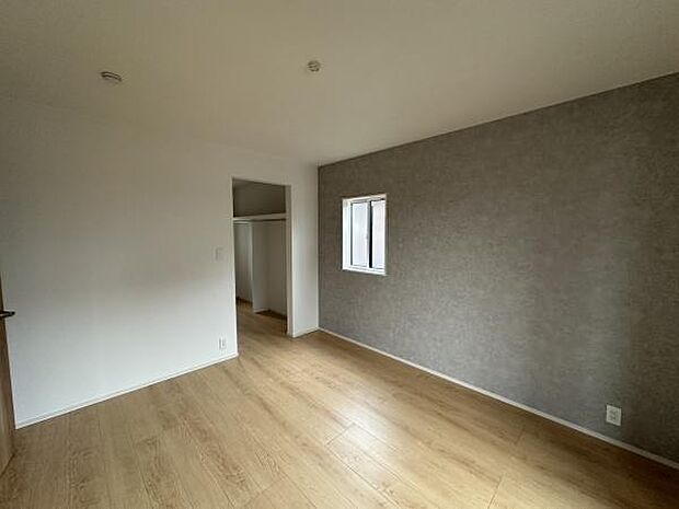 ■■メインベッドルーム■■クローゼット付の広い主寝室。プライベートを保ちながらもバランスよく配置された窓から緩やかな陽が射し込み、広い空間を光が満たしていきます。