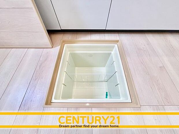 ■■床下収納■■調味料や飲料水などの保管場所、パントリーとして利用するのに便利。2Lのペットボトルもすっぽり入ります。