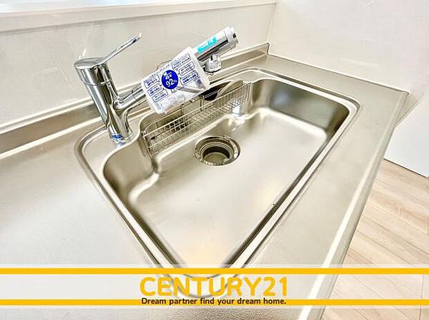 ■■浄水器付シャワー切替水栓■■浄水器がカルキその他を除去。美味しい水を提供してくれます。ヘッドはシャワーや浄水に切り替え可能でノズルが延びる可動式。キッチン作業が楽しくなりますね。