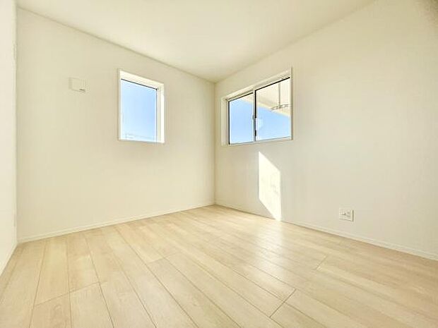 ■■明るい居室■■温もりある自然光を感じていただける居室です。飽きのこないナチュラルカラーの床にホワイトの壁紙は、色褪せることのない心地良さを作ります。