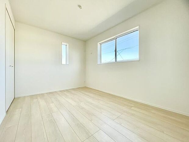 ■■居室■■各居室ごとにデザイン性のある窓を配置しました。壁面にはデスクやベット等の家具を置きやすいように高さや位置にも配慮しました。自分だけのお気に入りの空間を是非ご体感下さい。