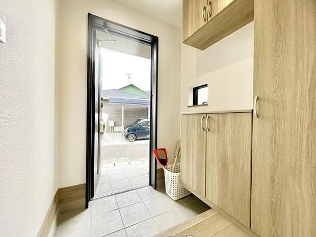 ■■玄関■■人を迎え入れる最初の場所だからこそ、清潔感がある空間にして頂ける様にゆとりあるシューズボックスを設置しました。おでかけの時も帰った時も、「我が家」を最初に感じでもらえる素敵な空間に。