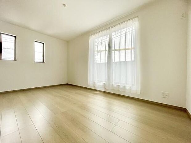 ■■メインベッドルーム■■クローゼット付の広い主寝室。プライベートを保ちながらもバランスよく配置された窓から緩やかな陽が射し込み、広い空間を光が満たしていきます。