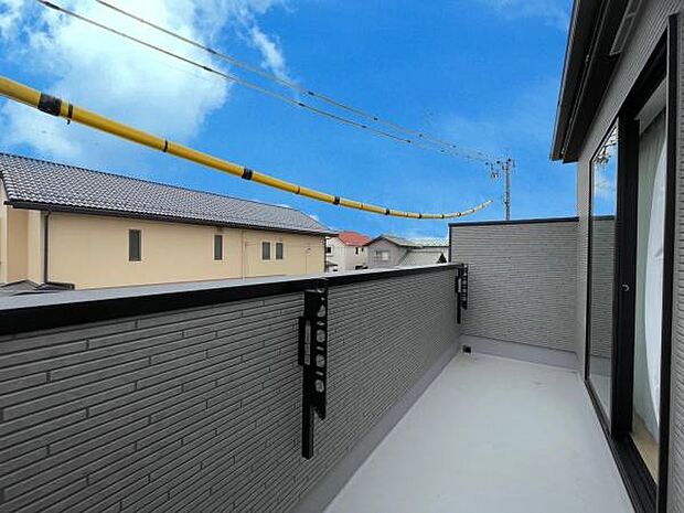 ■■開放感感じるバルコニー■■頬をなでる優しい風を感じることが出来るバルコニー。つい深呼吸をしたくなる気持ちの良い場所はこのお部屋の自慢です。お洗濯物を干すスペースとしても十分な広さがあります。