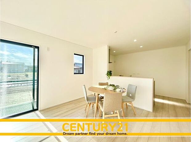 ■■ステキな時間を！■■忙しい朝でも、しっかり家族が揃って食事をして頂けるゆとりある大きさのダイニングスペース。奥様が作る手料理をカウンター越しに受けとって頂き、テーブルで囲む素敵な時間を存分に。