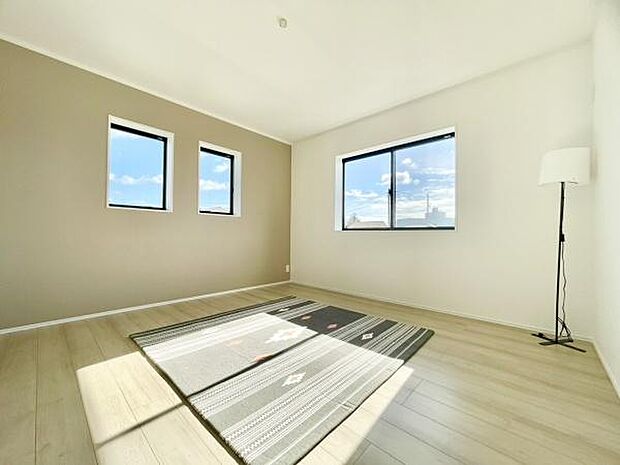 ■■メインベッドルーム■■ウォークinクローゼット付の広い主寝室。プライベートを保ちながらもバランスよく配置された窓から緩やかな陽が射し込み、広い空間を光が満たしていきます。