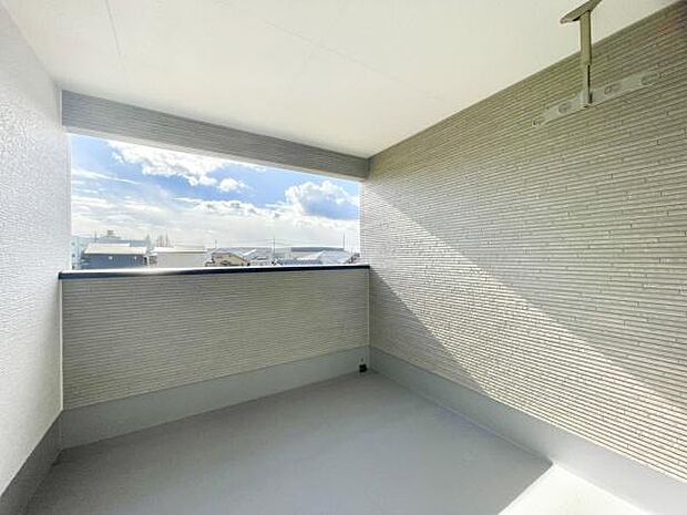 ■■開放感感じるバルコニー■■頬をなでる優しい風を感じることが出来るバルコニー。つい深呼吸をしたくなる気持ちの良い場所はこのお部屋の自慢です。お洗濯物を干すスペースとしても十分な広さがあります。