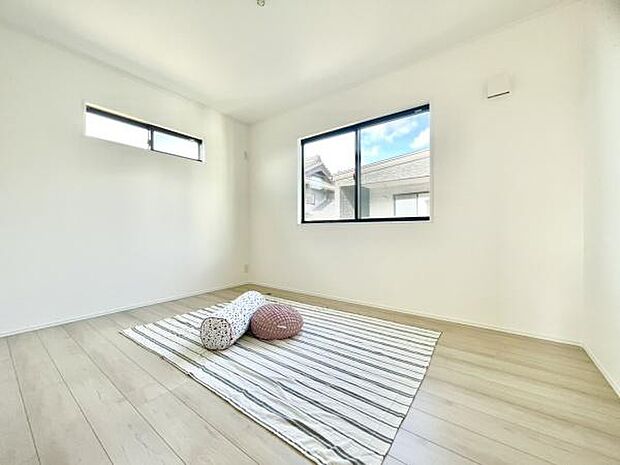 ■■居室■■各居室ごとにデザイン性のある窓を配置しました。壁面にはデスクやベット等の家具を置きやすいように高さや位置にも配慮しました。自分だけのお気に入りの空間を是非ご体感下さい。