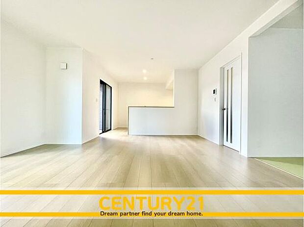 ■■憩いのリビング■■くつろぎを愉しむリビングルームは憩いの場となります。リビングとダイニングの空間機能を活かし、巧みに使い分ける発想が、ライフスタイルに新しいゆとりをもたらします。