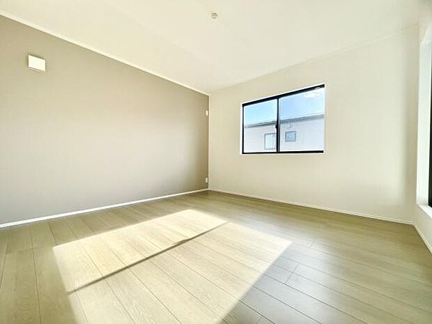 ■■居室■■各居室ごとにデザイン性のある窓を配置しました。壁面にはデスクやベット等の家具を置きやすいように高さや位置にも配慮しました。自分だけのお気に入りの空間を是非ご体感下さい。