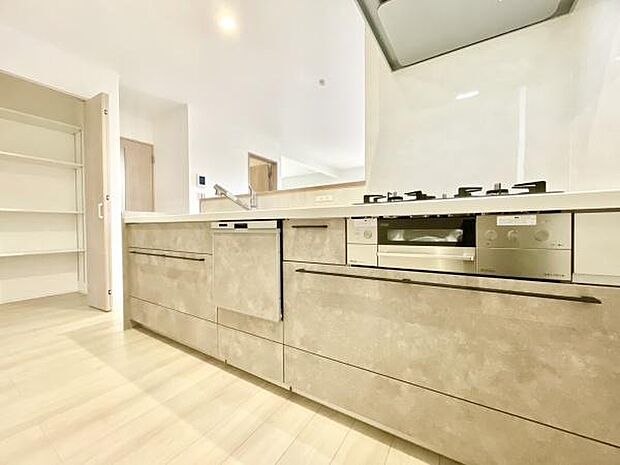 ■■対面キッチン■■キッチンは収納数もさる事ながら、リビングで寛ぐ家族や小さなお子様を見守りながら料理が出来る「対面式の温もり設計」。キッチンから立ち込める香りが今日の料理を期待させます