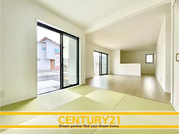 ■■憩いの場所■■パートナーや家族が集う憩いの空間。真新しい木目、Shadeのあるフローリングや白亜のクロスを陽の光、ダウンライトが照らし出し、家族・友人・知人の会話に華を咲かせます。