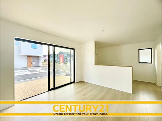 ■■ステキな時間を！■■忙しい朝でも、しっかり家族が揃って食事をして頂けるゆとりある大きさのダイニングスペース。奥様が作る手料理をカウンター越しに受けとって頂き、テーブルで囲む素敵な時間を存分に。